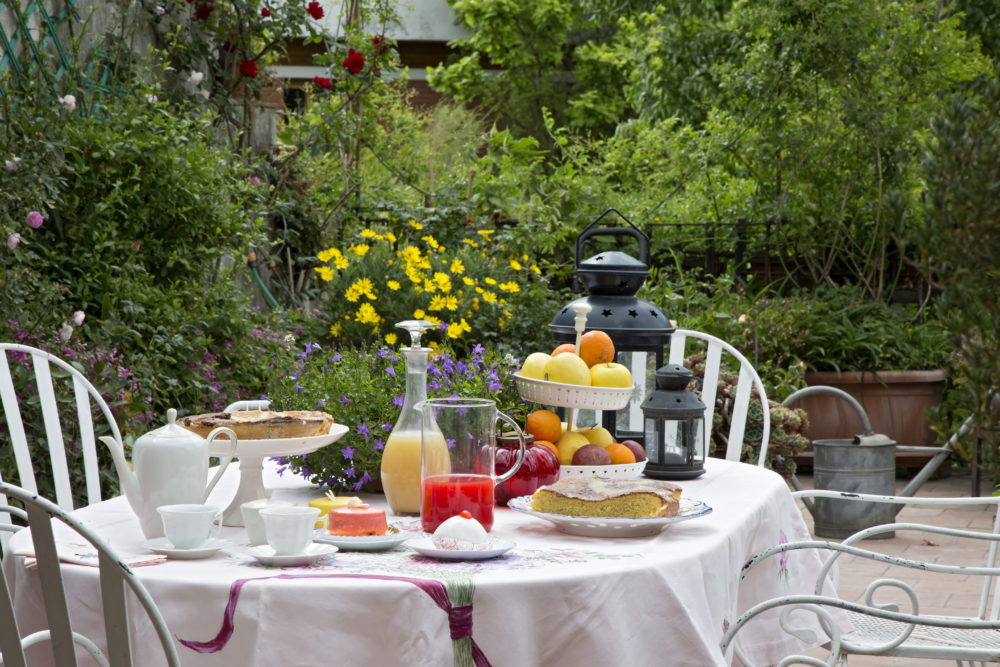 Kawiarnia w ogrodzie lub na tarasie – czego potrzebujemy?