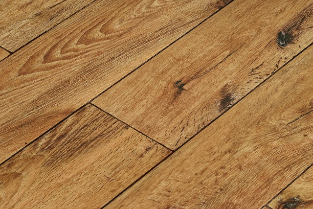 Jak dbać o podłogę drewnianą? Jak ją pielęgnować by służyła latami?
