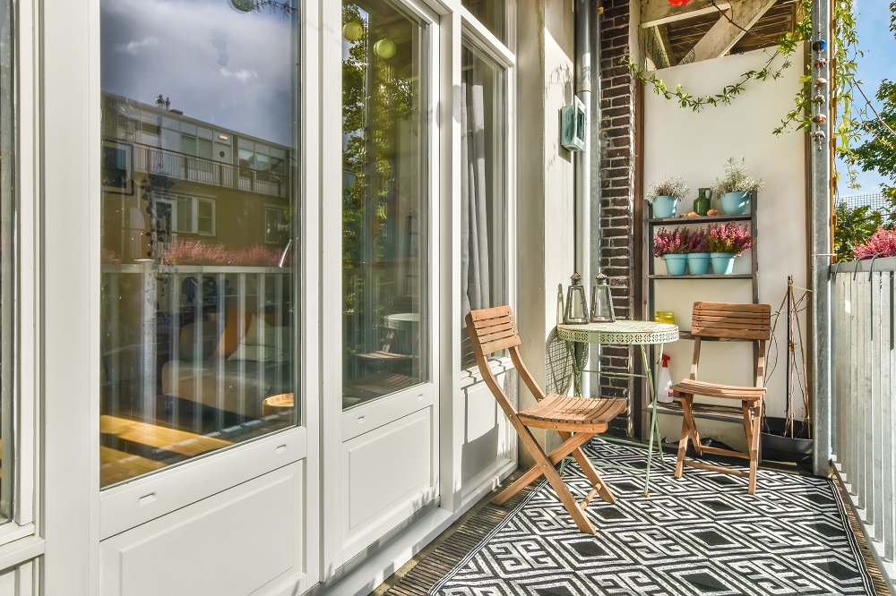 Balkon w minimalistycznym stylu – jakie meble i dodatki warto wziąć pod uwagę?